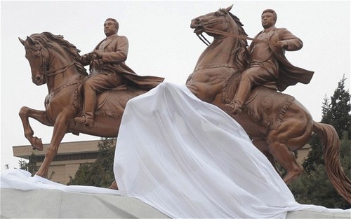 DPRK unveils bronze statues of Kim Il Sung and Kim Jong Il  - ảnh 1
